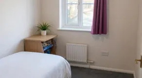 Relaxing room in E16 - minutes from ExCeL-Elizabeth Line - Image 5