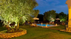 Villa Renata -Pool, Large Garden & Free Parking, 2 Minutes Walk from The Beach - Image 5