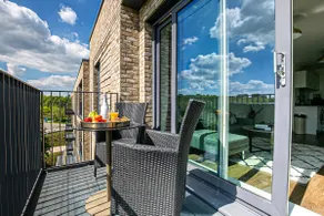 Penthouse Apartment - City Centre - Parking, Balcony, Self-Check-In, Fast Wifi and Smart TV with Netflix by Yoko Property - Image 3