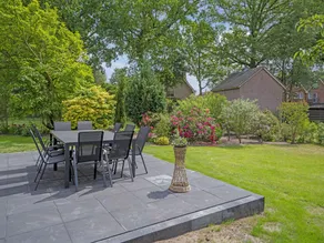 Villa with garden - Image 4