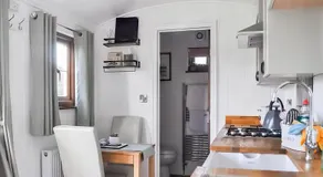 Fullabrook Farm Retreat, The Shepherdess Hut - Image 3