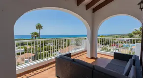 Spacieuse maison de vacances entièrement équipée avec terrasse, piscine et barbecue | Vue plage | À côté de la plage - Image 2
