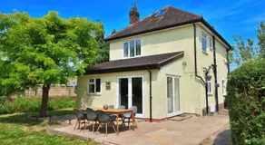 Spacious Gate 3BR City 5mins Walk Pets Welcome - Image 5