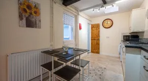 Town Centre Cottage 3 Bedroom inc Parking (1 car) - Image 4