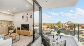 Liverpool 2 bedroom apartment with convenient transportation and surrounded by food - Image 3