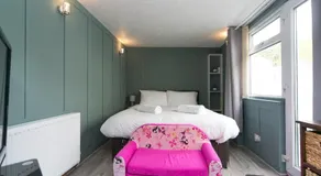 Pass the Keys Centrally Located Modern Seaside House - Image 2