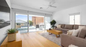 Hideaway 1, 3 Lillian St - stunning water views - Image 2