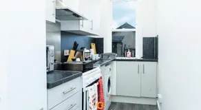 Court Street by CENTRAL SERVICED APARTMENTS - 2 Bedroom - Ground Floor - 2 x Double Beds - Free Street Parking - Fully Equipped - Short & Long Term Stays Available - Contact Us for your Requirements - Image 3