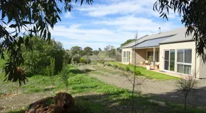 Meander Retreat - King Suite with rural views - Image 5