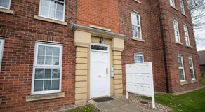 2 Bed Apartment West Hull Secure Parking suit Work or Leisure - Image 5