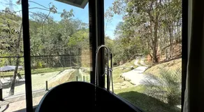 Chalé com banheira, piscina e cachoeira privativa - Image 5