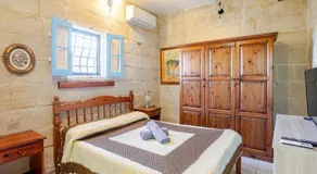 Traditional entire maisonette close to airport - Image 2
