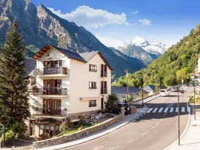 Cozy Pyrenees Getaway - Image 2