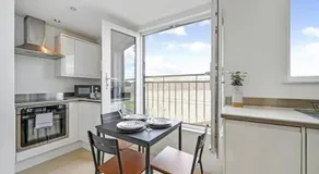 Executive 1 bed apt close to Cardiff city centre FREE parking quiet workspace fast internet - Image 4