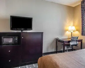 Econo Lodge - Image 5