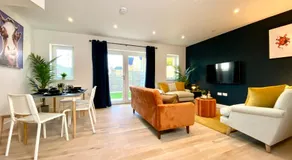 Amazing NEW Large 2 bedroom House - 5 Minutes to the nearest Beach! - Great Location - Garden - Parking - Fast WiFi - Smart TV - Newly decorated - sleeps up to 5! Close to Poole & Bournemouth & Sandbanks - Image 3
