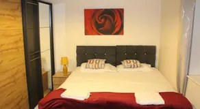 4 Bedroom house, Parking, Wi-Fi, Near Town Centre - Image 2
