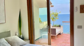 Villa Cokkinis fronte mare con ampio giardino - Image 2