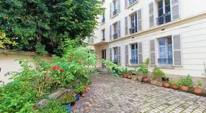 Au Petit Trianon Bleu - Image 3