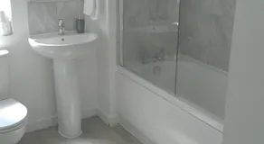 Huge 4 Bed House with parking and garden - Image 2
