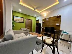 Hustle - Two Bed Appartment with Hall & Kitchen - Image 2