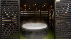 Slough 3-Bath Hot Tub, Cine & Garden with Parking - Image 5