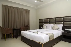 Grand Courtyard Business Hotel, Saligramam - Image 3