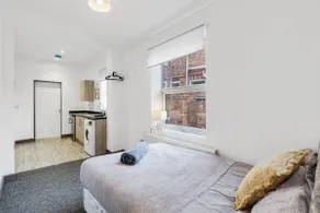 Silver Stag Properties, Large 5 Bedroom property with 5 Bathrooms - Image 2