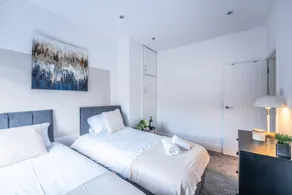 Charming House - Sleeps 5 - Free Parking, Self Check-In, Fast WiFi and Smart TV with Netflix by Yoko Property - Image 2