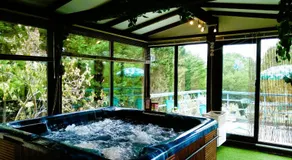 Gîte en pleine nature - Parc, Piscine, Jacuzzi - Image 3
