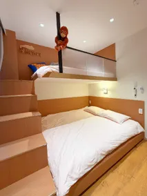ROKU GRKU Newly Renovated in 2026, Designer Bunk Room, 5 Min to Iriya, King Lower Bunk and Single Upper Bunk, Easy Access to Ueno and Asakusa, Sleeps 3 - Image 2