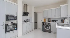 Modern 2-Bed Sleeps 5 Free Parking and Wifi near Stansted and London - Image 4