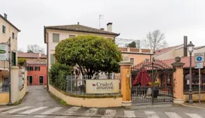 Villa Luccon Mirano • Elegant Double/Twin Room 1 - Image 5