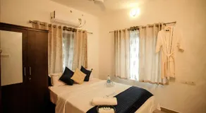 SR Lakefront Villa & Luxury houseboats - Image 3