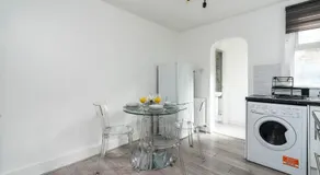 Dressed To Impress 2 bed house in Heart of Croydon Photo ID Required - Image 5