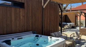 Exclusive Wellness House with Jacuzzi and Sauna, 10 Gardens - Image 4