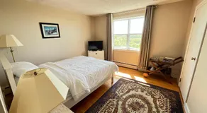 Admiral's Quay Motel & Suites - Image 2