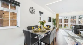 Luxurious 4-Bed Home, Sleeps 12, Free Parking - Image 3