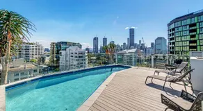Lovely 2 Bedroom Executive Apartment - Image 2