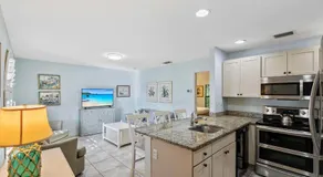 Le Monaco - 1 BR Romantic Condo! Getaway Steps from 5th Ave S Stylish Coastal Retreat with King Bed Beach Access and Prime Location, Near Dining Shopping and Sunset Views! - Image 5