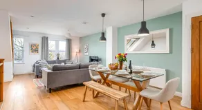 Large 5Bed Town House-Sleeps 9-By FabAccommodation - Image 3