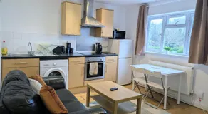 Chandlers Ford 2-bedroom with Free Parking - Image 3