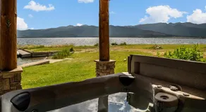 Kings Cabin: Stunning 3-bedroom retreat on Hebgen Lake, 16 mins from Yellowstone. - Image 4