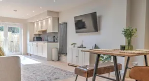 Savernake House Stylish stay for 6 with Parking - Image 2