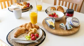 Modern 3-Bedroom Retreat Near Monmouth Castle - Sleeps 6 - Free Parking & WiFi - Image 3