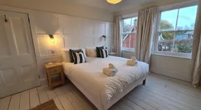 The Shrubbery-Superb Modern home-6 beds-sleeps 11 - Image 2