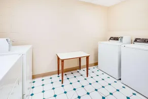 Super 8 by Wyndham Brooklyn - Image 5