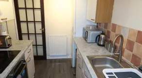 Cozy 3 Bedroom Home with Garden & Free Parking - Milton Keynes - Image 3