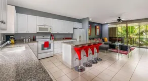 3rd-floor space with modern décor recently renovated viewing over pool in Coco - Image 3