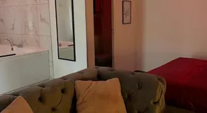 Red Room - Image 5